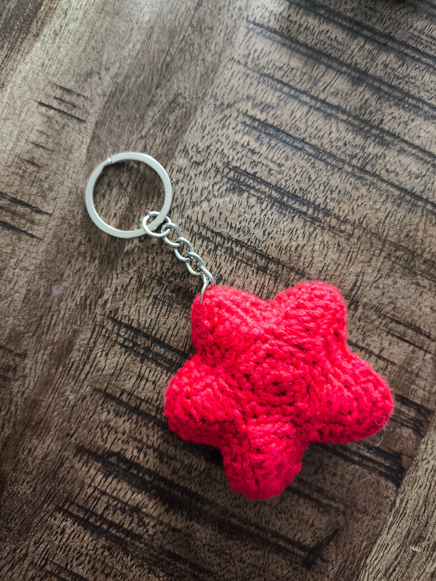 Llavero con estrella de crochet roja