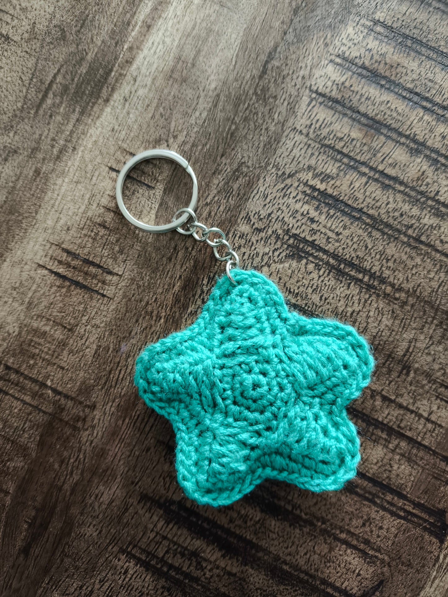 Llavero con estrella de crochet verde