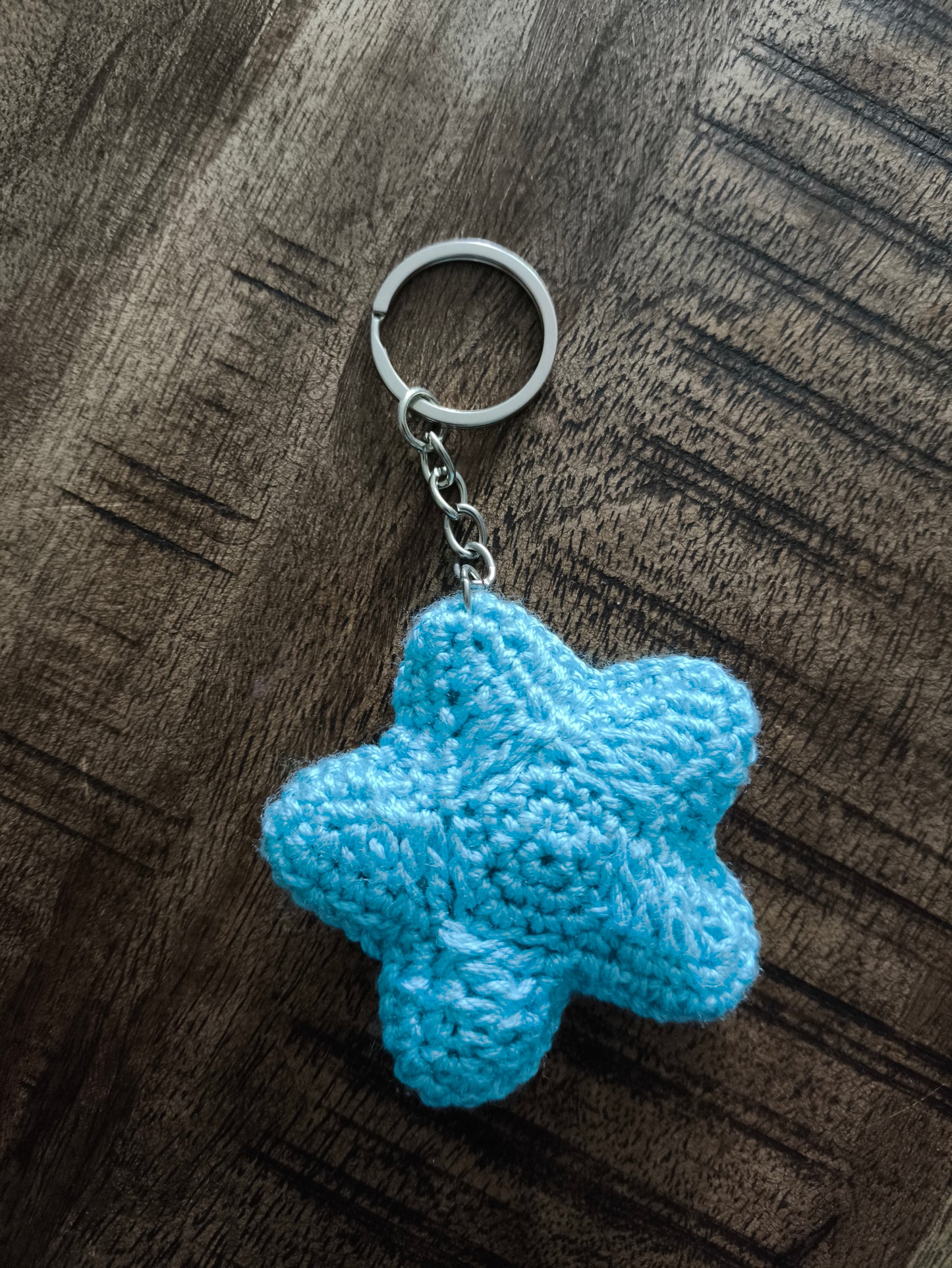 Llavero con estrella de crochet azul