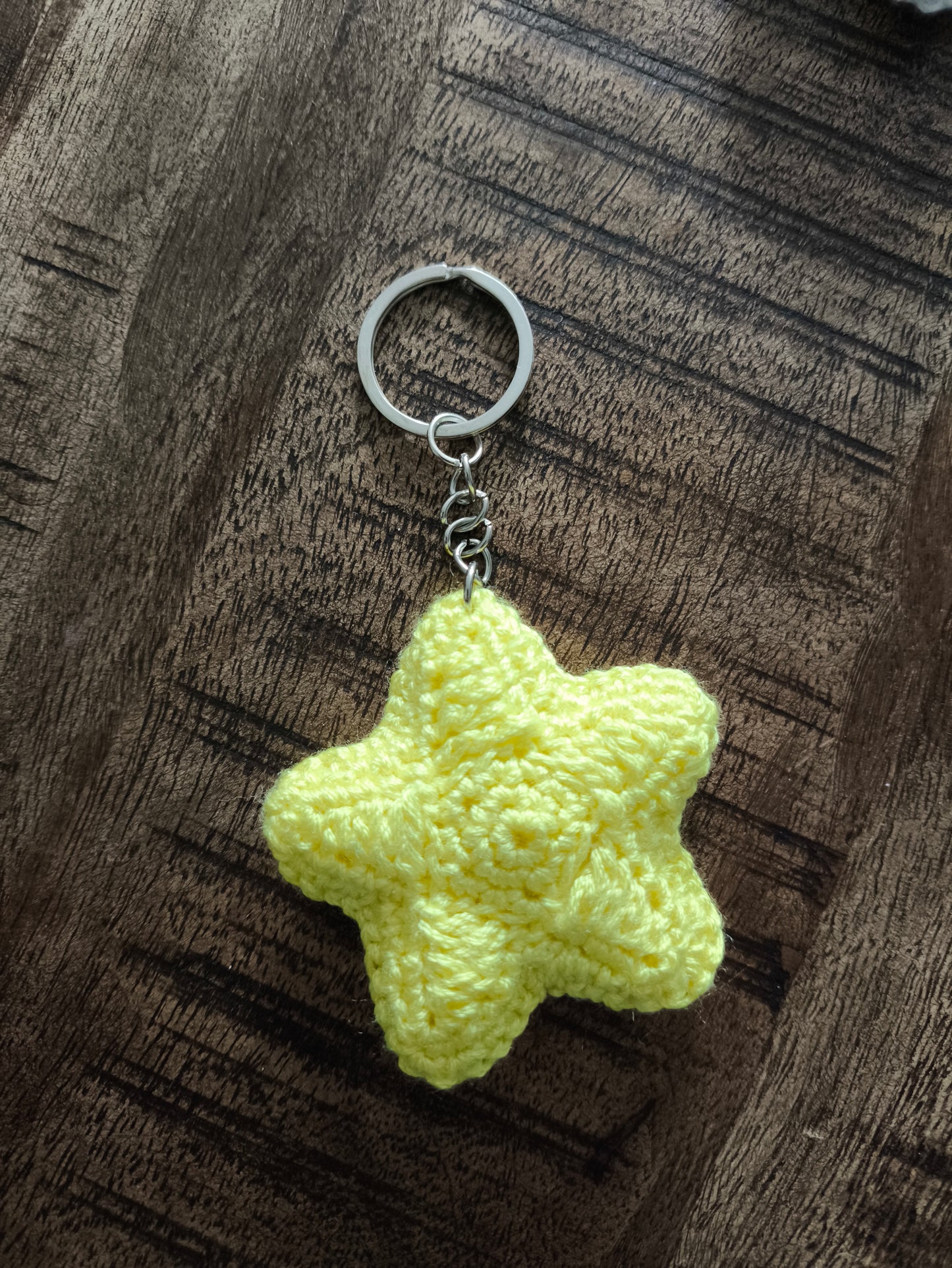 Llavero con estrella de crochet amarillo