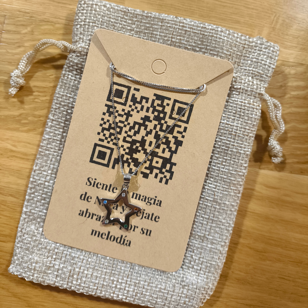 Colgante Nara sobre tarjeta papel Krfat con código QR que te lleva a la canción de Nara