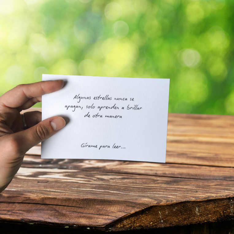 Tarjeta con dedicatoria única, perfecta para homenajes y recuerdos eternos en www.tuvinculoeterno.com
