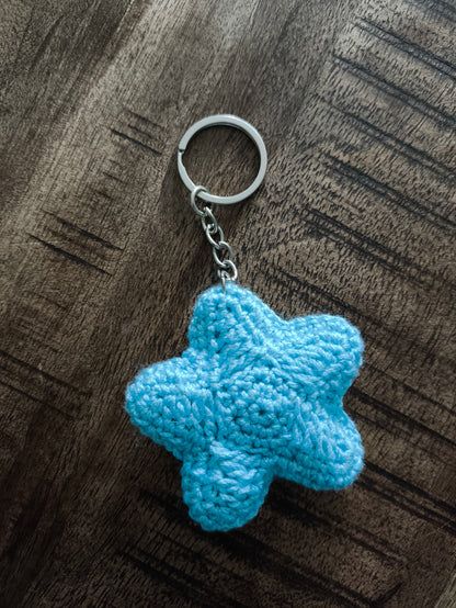 Llavero con estrella de crochet azul