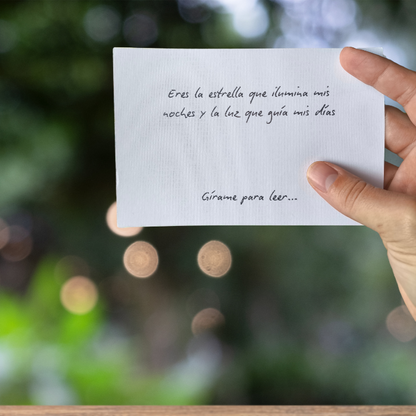 Tarjeta personalizada con mensaje emotivo para acompañar tu colgante Nara en www.tuvinculoeterno.com